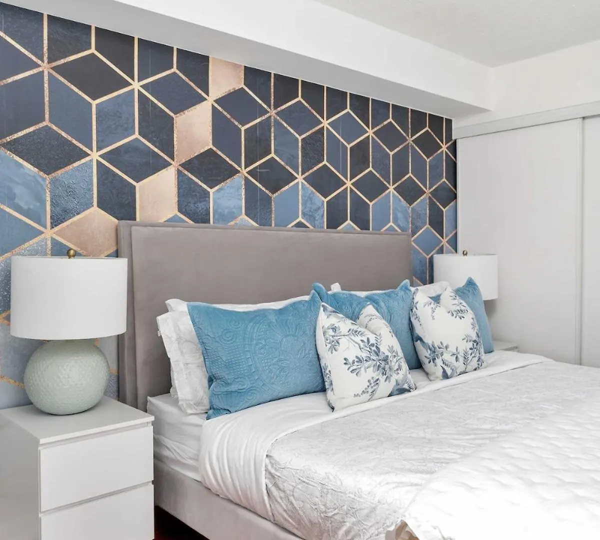 Prime Location Downtown Toronto Apartment